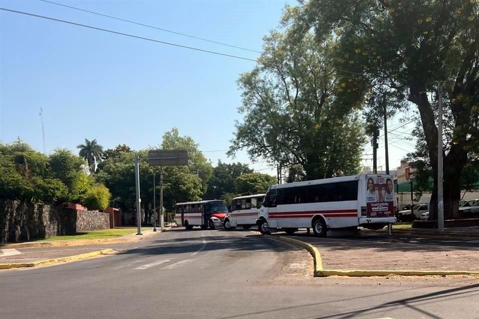 Los inconformes bloquearon la vialidad con camiones y se plantaron afuera de Casa de Gobierno.  