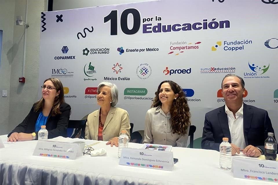 Integrantes de 10 por la Educación en conferencia de prensa.