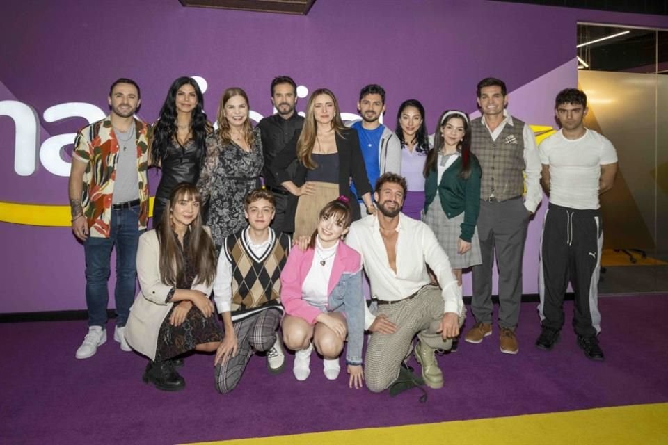 La productora Rosy Ocampo y elenco de la telenovela Papás por conveniencia durante el pizarrazo realizado hoy por inicio de grabaciones de esta nueva producción.
