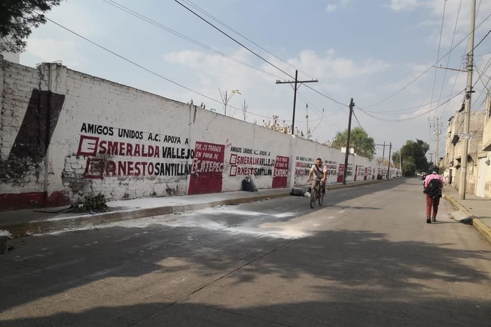 Los vecinos aseguraron que el recipiente de plástico fue dejado en la Calle Ferrocarril de Veracruz desde el viernes.