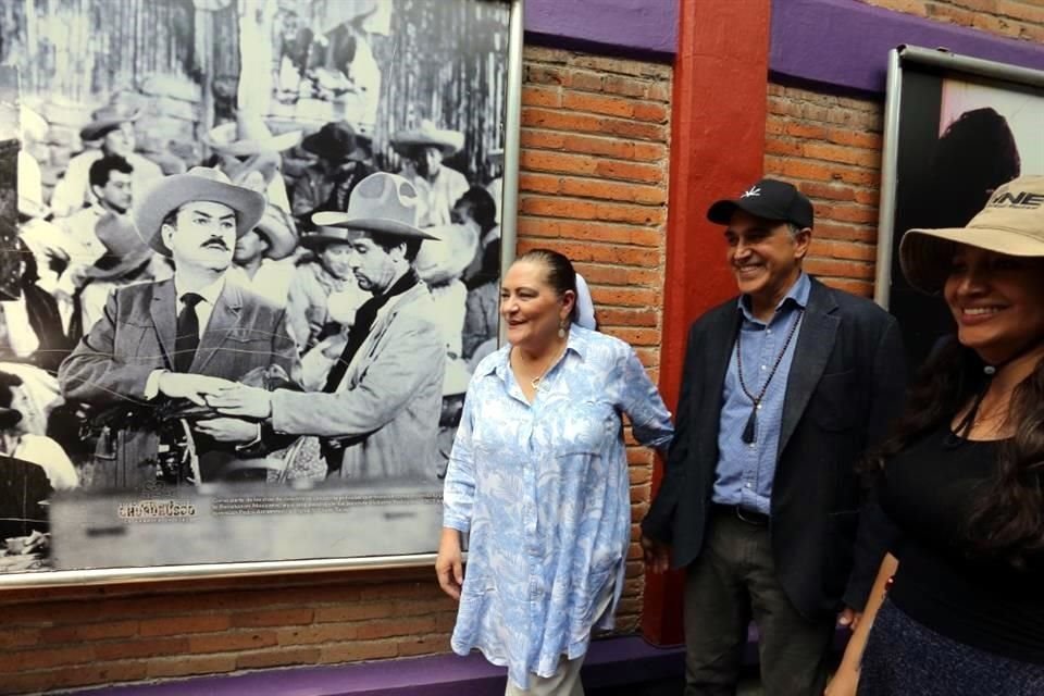 Guadalupe Taddei, titular del INE, dio un recorrido por las instalaciones de Estudios Churubusco.