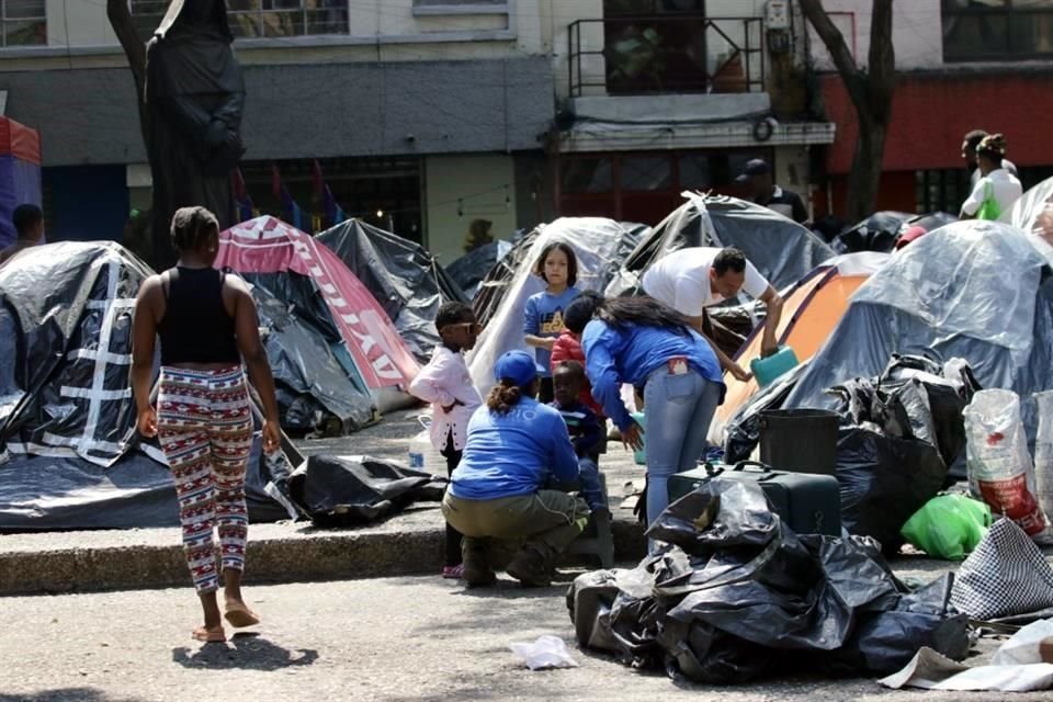 Habitantes de la Colonia Juárez subrayan la falta de atención por parte de las autoridades a las personas migrantes que ocupan la Plaza Giordano Bruno.