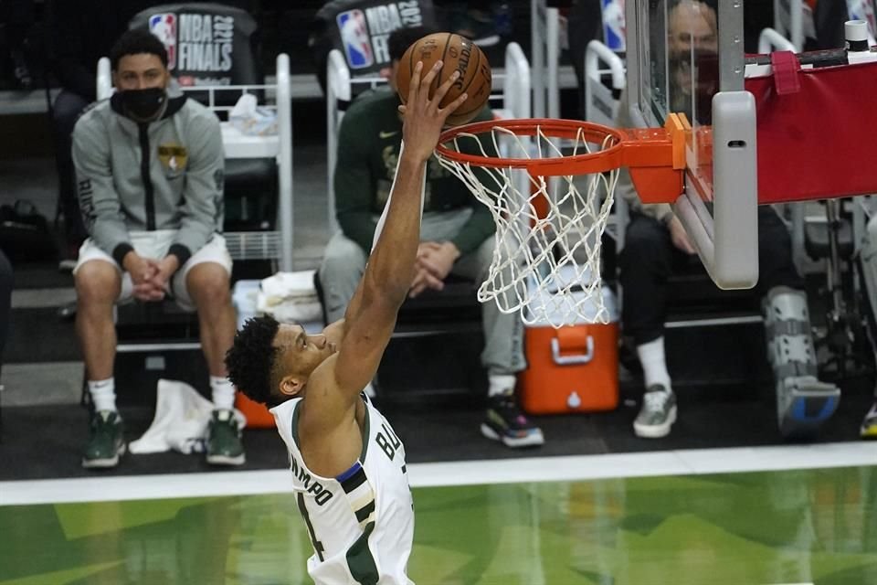 Giannis terminó con 26 puntos y 14 rebotes.