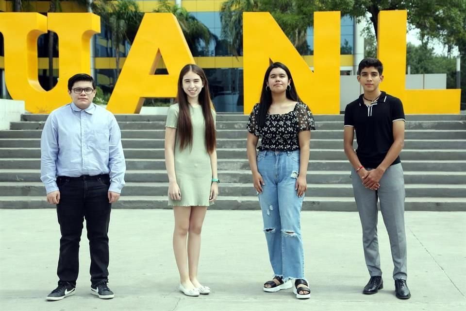 Carlos Emilio Iracheta Romero (izq. a der.), Diana Andrea Alvarado García, Camila Jocabed Sánchez Salazar y Rogelio David Espinosa de los Reyes.