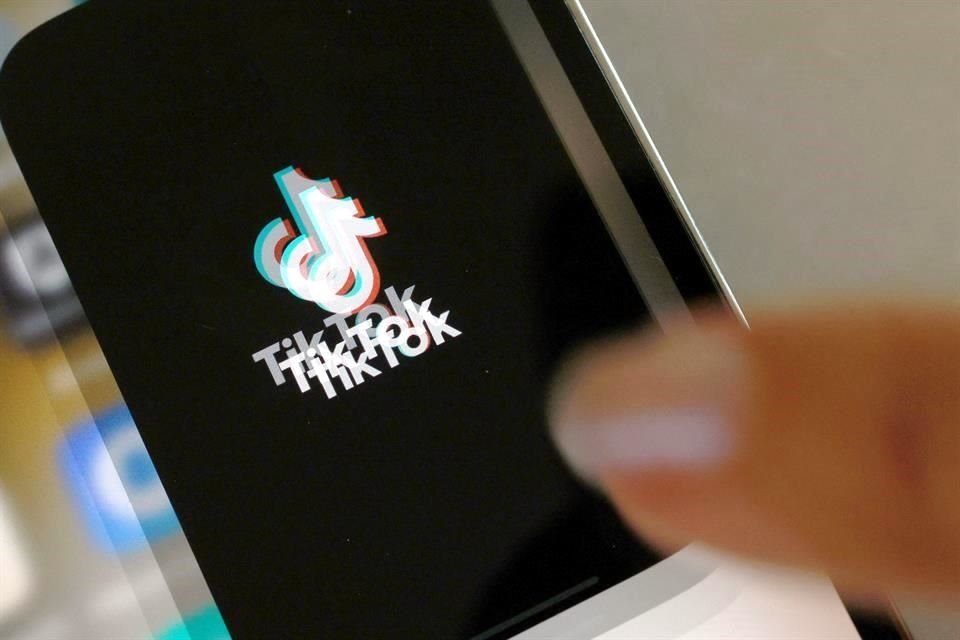 Señalan que Google y Apple están esperando protecciones adicionales antes de saltarse la prohibición que castiga a las empresas por alojar o distribuir la app de TikTok.