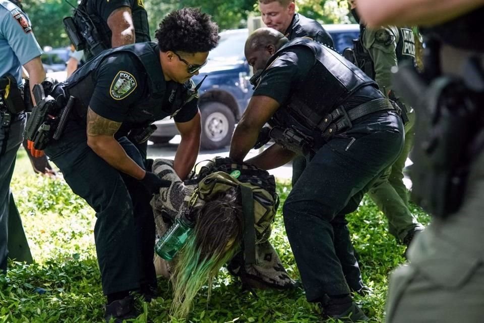 Agentes de Policía detienen a un manifestante durante una protesta propalestina contra la guerra en Gaza en la Universidad Emory.
