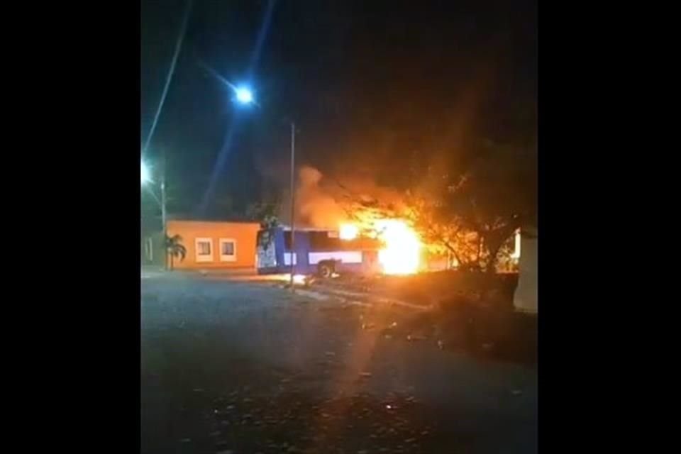 Suman tres días de incendios intencionales de unidades de transporte en Colima.