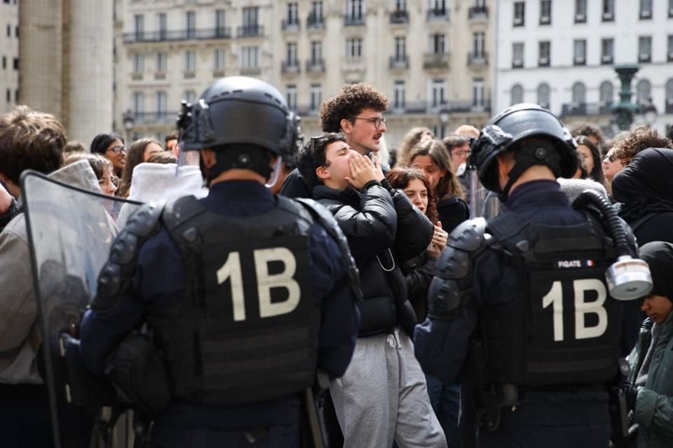 Manfiestantes se congregan afuera de la Universidad Sorbona en Francia.
