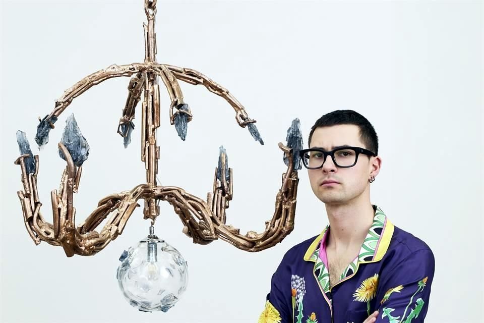El diseñador Riccardo Cendella posando con su candelabro.