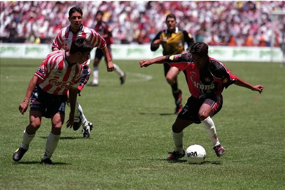 César Andrade en un Clásico Tapatío frente a las Chivas.