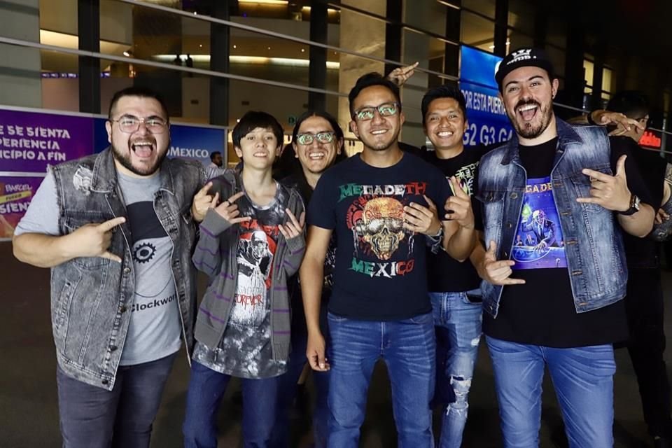 Fans metaleros enloquecidos por ver a su banda favorita.