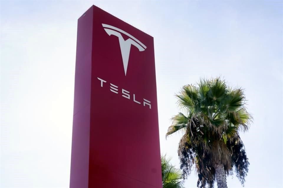 El Autopilot de Tesla está siendo revisado nuevamente por la NHTSA tras accidentes ocurridos desde su última actualización.