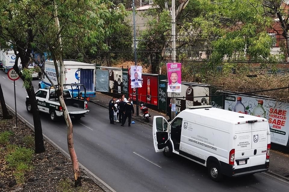 Al lugar se presentaron unidades de emergencias médicas y tras el chequeo de rutina, encontraron que el motorista, un hombre de aproximadamente 30 años, no contaba con signos vitales.