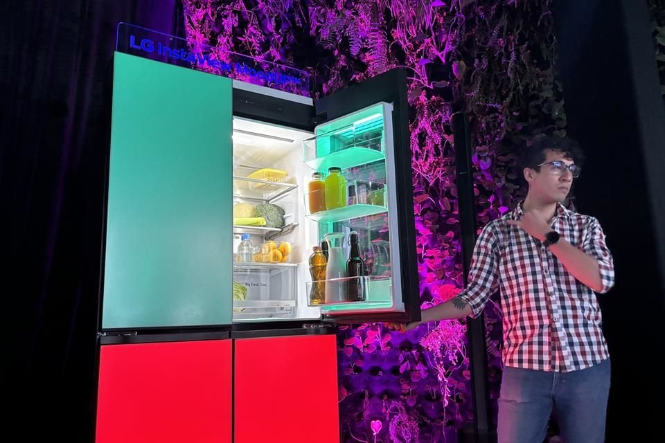 El refrigerador cuenta con tres paneles LED que cambian de colores con ayuda de la aplicación LG ThinQ. También cuenta con bocinas.