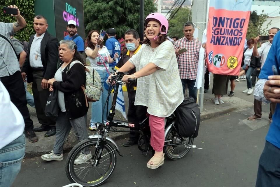 La abanderada llegó en su bicicleta.