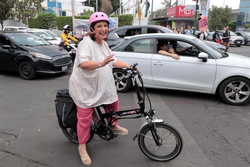 Xóchitl Gálvez participó en un evento para pegar calcas en la Benito Juárez.