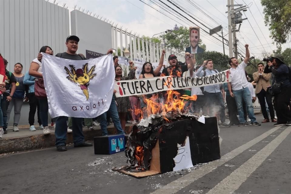 Grupos de jóvenes se manifestaron frente al IECM por la resolución del término cártel inmobiliario.