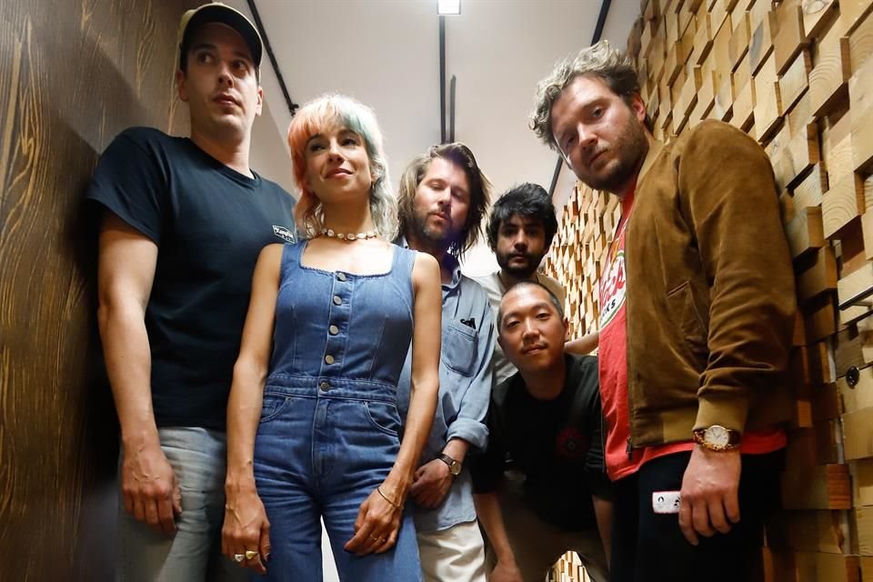 El sexteto francés de indie pop, L'Impératrice, valora el apoyo de sus fans mexicanos por ayudarles a comenzar su carrera internacional.