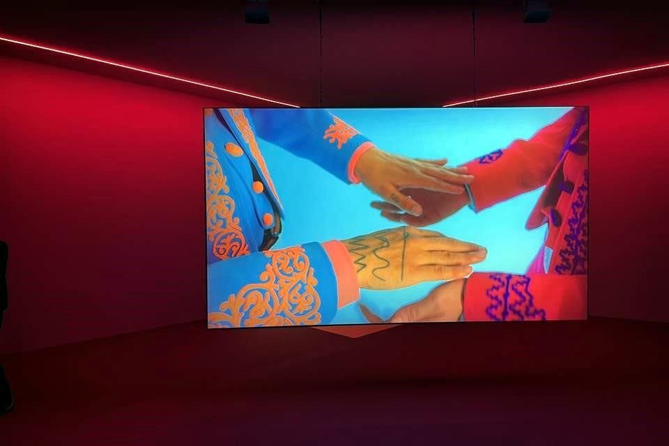 Ana Segovia exhibe en la Bienal Pos se acabó ese cantar (2021), donde asoma su obsesión por la identidad del charro.