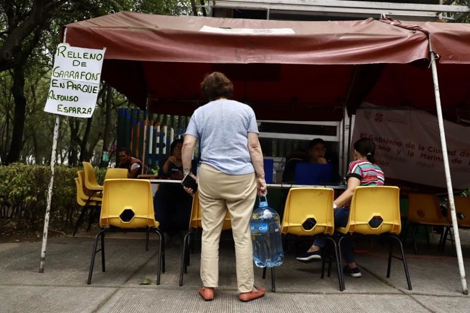 Todavía ofrecen recipientes con 10 litros de agua.