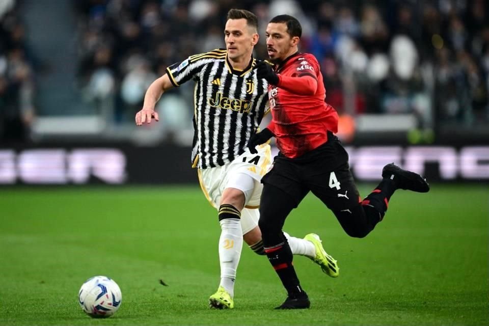 El trámite del juego entre Juventus y AC Milán fue muy parejo y cerrado, con ambos equipos bien apostados defensivamente.