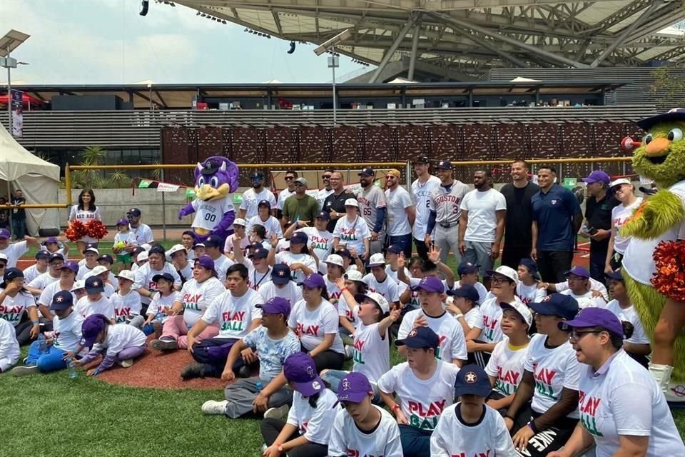 Niños de la Fundación John Langdon tuvieron la oportunidad de recibir clases de beisbol con los jugadores de los Houston Astros y los Colorado Rockies.