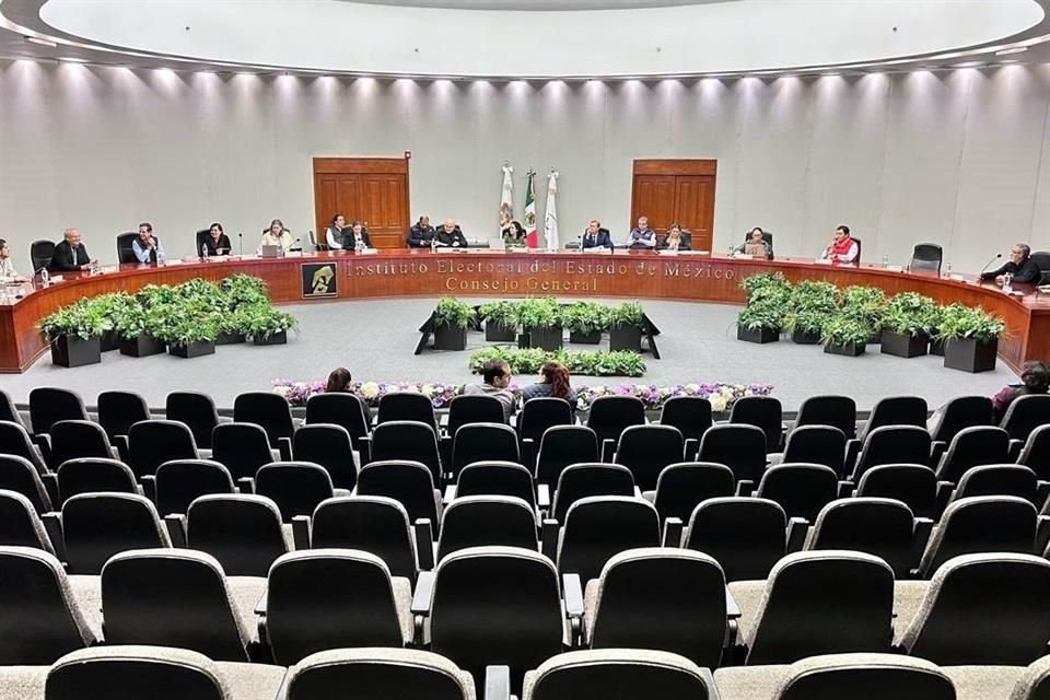Durante esta madrugada se reanudó la sesión del IEEM para aprobar los ajustes solicitados con el fin de garantizar la distribución de candidaturas con paridad de género y grupos vulnerables.