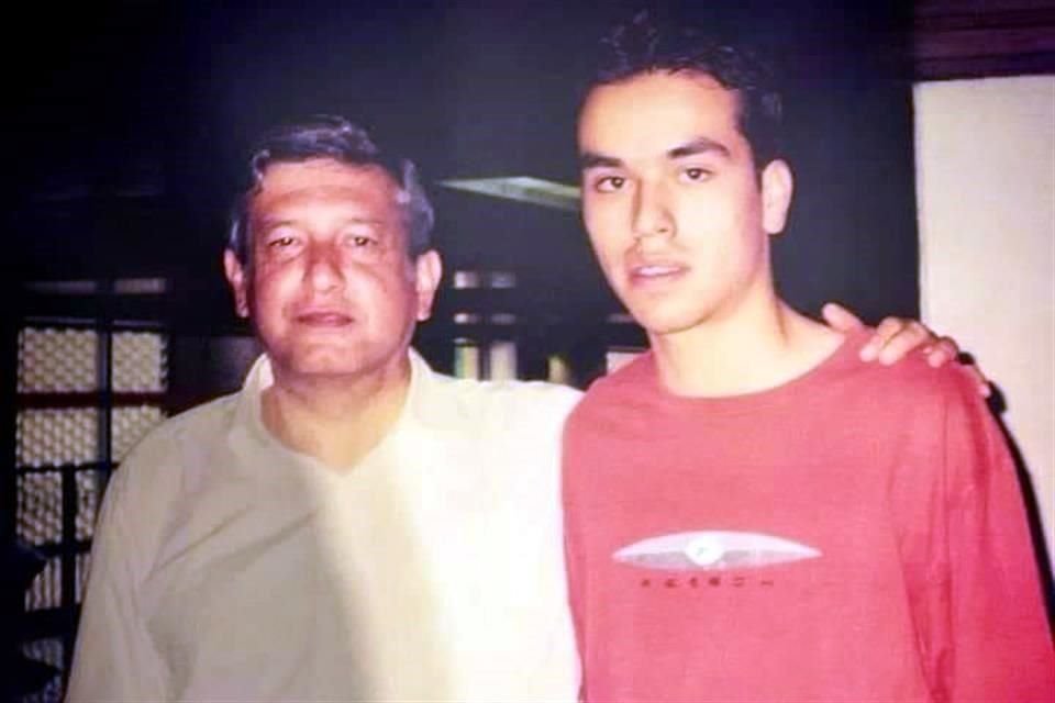 El candidato Máynez argumentó que la foto fue de hace 20 años y acompañó muchas veces al tabasqueño.