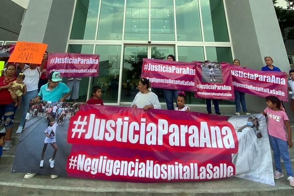 Familiares y amigos de Ana Paola protestaron en la clínica privada para exigir justicia.