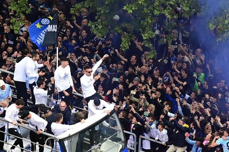 Futbolistas del Inter, como el argentino Lautaro Martínez (con los brazos levantados) salieron a la celebración tras vencer este domingo al Torino.