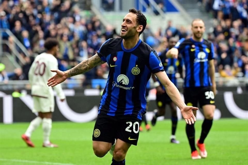 Con dos goles del turco Hakan Calhanoglu (20), los 'nerazzurri' derrotaron 2-0 al Torino una semana después de conquistar el campeonato ante su rival de la ciudad, el Milán.