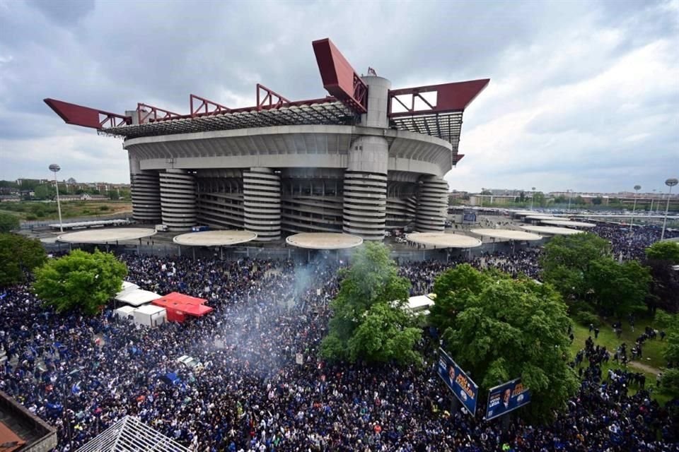 Seguidores del Inter de Milán llenan las calles aledañas del estadio Giuseppe Meazza, también conocido como San Siro, para lso festejos.