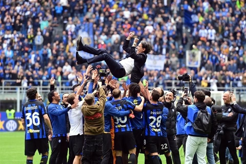 Después de finalizado el partido ante el Torito, los jugadores del Inter reconocieron a su entrenador, Simone Inzaghi, lanzándolo por los aires.