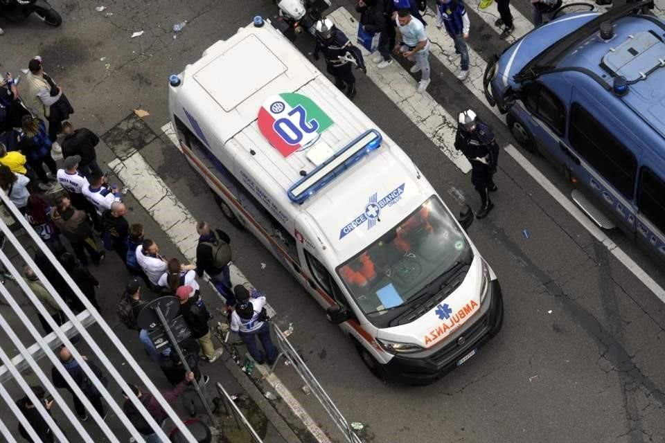 En las calles de la ciudad se apreció esta ambulancia con el logo del Inter sobre la bandera de Italia y el número 20, por su vigésimo título ganado.