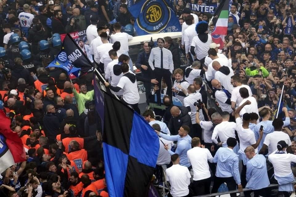 Los mismos jugadores y miembros del staff del equipo ondearon banderas con los colores del Inter.
