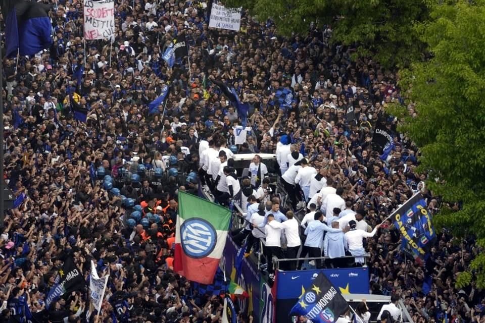 Tras el partido, los jugadores del Inter se subieron a un camión para iniciar su desfile de campeón en las calles de Milán.