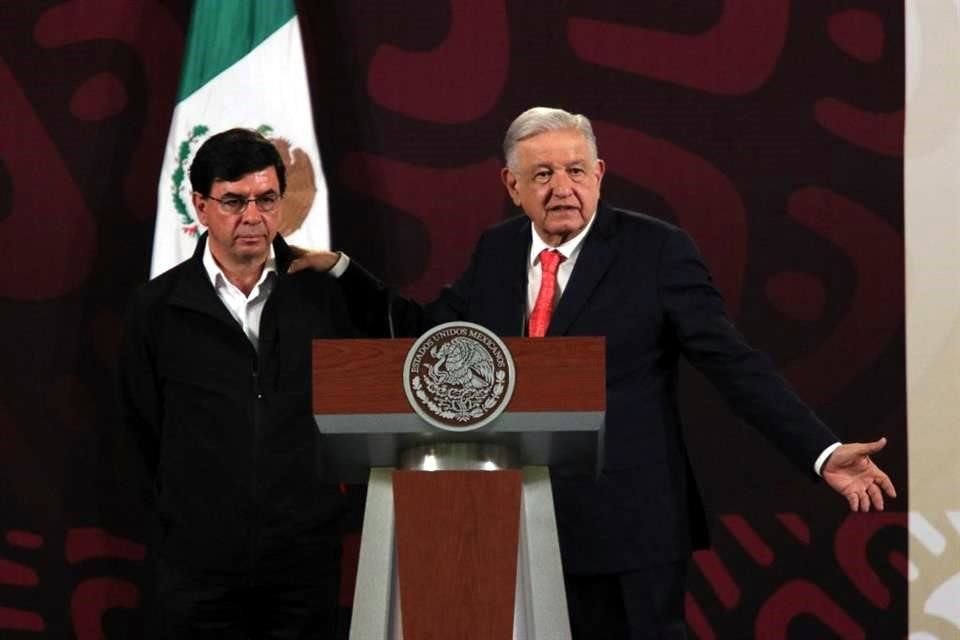 El Presidente López Obrador y su vocero, Jesús Ramírez, en conferencia en Palacio Nacional.