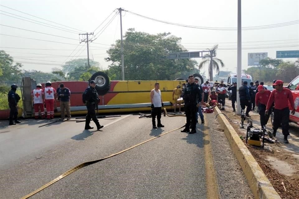 En la carretera Villahermosa-Macuspana, en Tabasco, volcó un autobús de pasajeros.