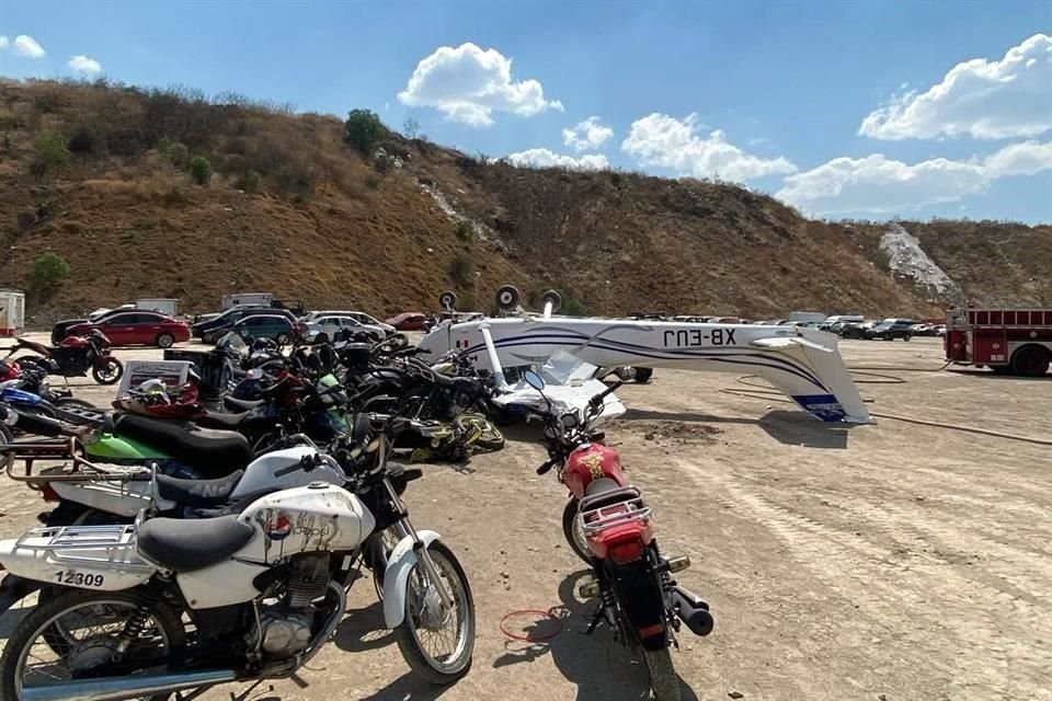 Pese a lo aparatoso del accidente, los tres tripulantes de la avioneta sobrevivieron y sólo resultaron con lesiones menores.
