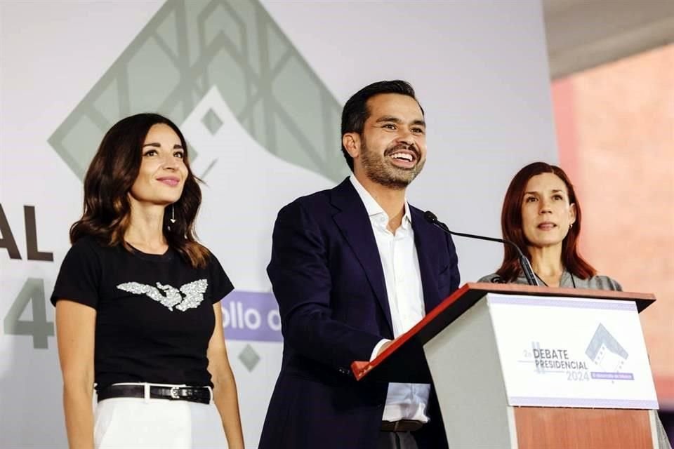 El emecista Jorge Álvarez Máynez subió al templete acompañado por su esposa y por su coordinadora de su campaña, la senadora Laura Ballesteros.