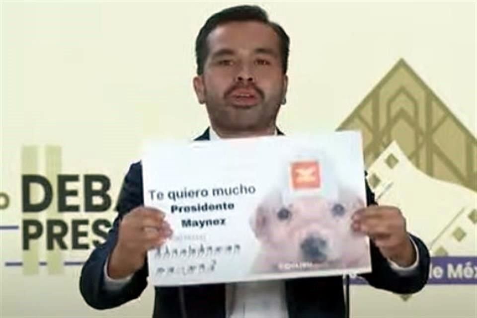 'Tampoco va a ganar Clara Brugada, aunque mande a reventar eventos a la UAM', acusó Máynez.  En la foto muestra mensajes a su favor en redes sociales.