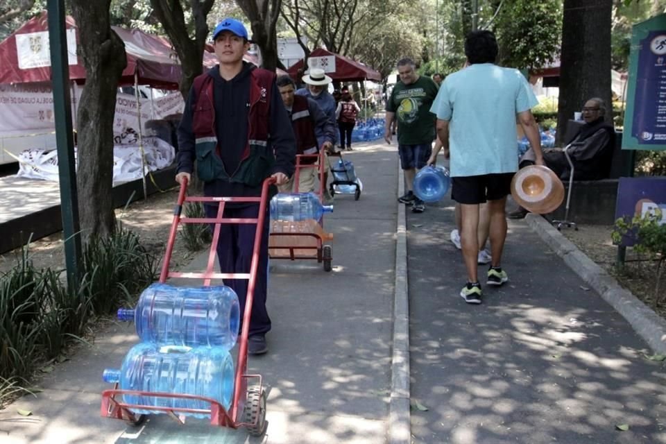 Vecinos de Benito Juárez señalan que continuarán utilizando agua purificada ante la incertidumbre por el estado del agua.