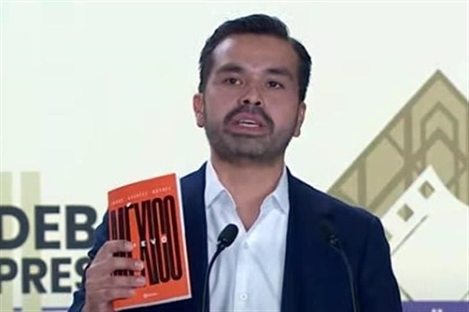 El abanderado del 'Movimiento Naranja' mostró un libro del color distintivo de su partido, del que ha hablado durante su campaña y mostró en este segundo encuentro entre los presidenciables.