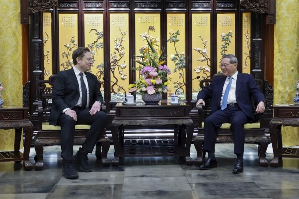 Durante su corta estadía, Elon Musk se reunió con altos funcionarios chinos, incluido el Primer Ministro Li Qiang, con el objetivo de garantizar la permanencia de su empresa en el gigante asiático.