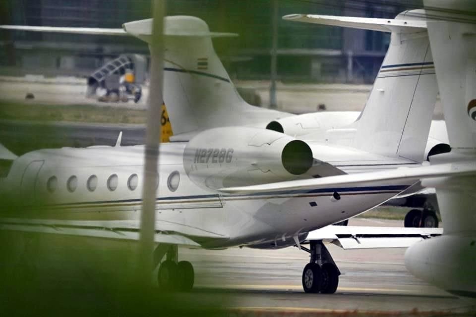 Elon Musk se subió a su jet privado en el aeropuerto de Pekín poco antes de las 05H00 GMT.