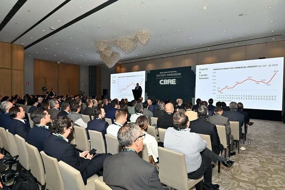 CBRE convocó a profesionales e inversionistas de los bienes raíces comerciales a una reunión especial con el reconocido asesor económico.