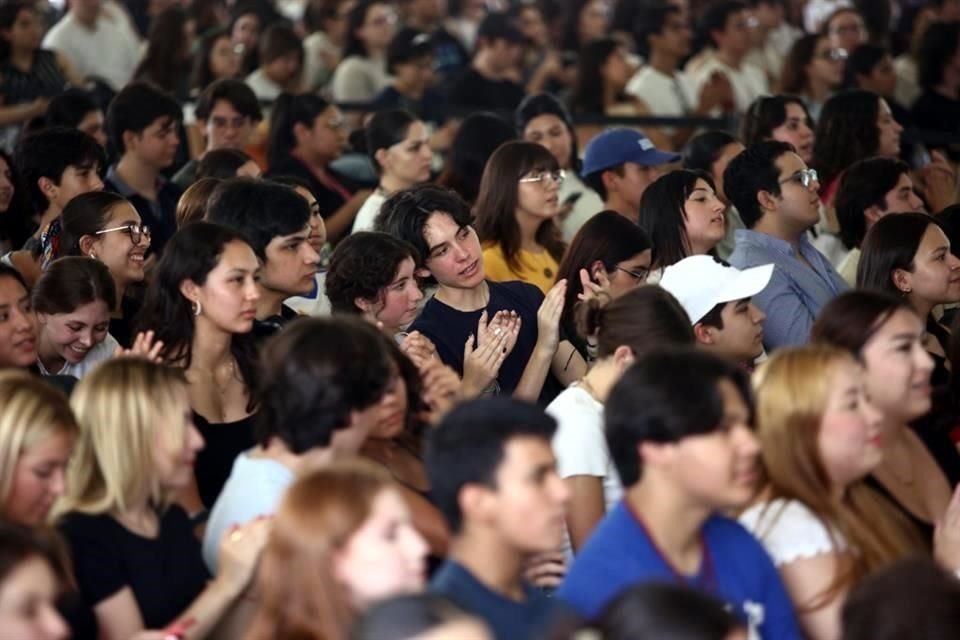 El candidato emecista presentó sus propuestas  ante cientos de estudiantes.