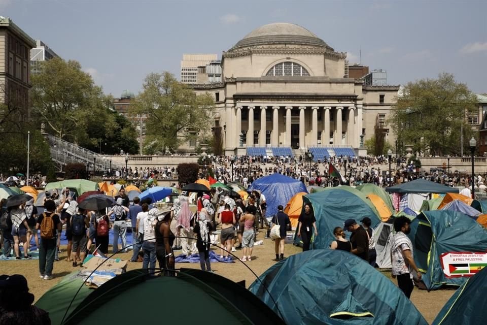 Estudiantes protestan en el campus de la Universidad de Columbia, el lunes 29 de abril de 2024, en Nueva York.