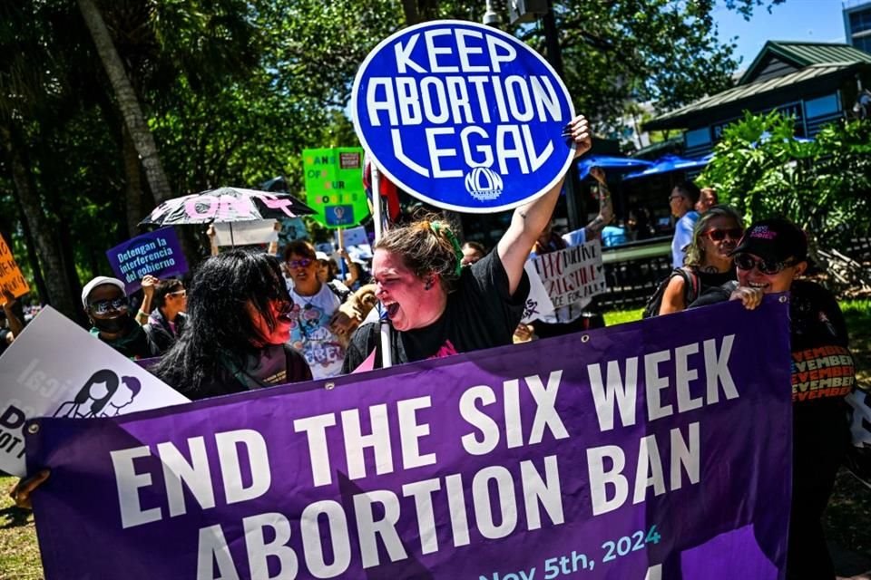 Activistas a favor del aborto protestan en Orlando, Florida, el 13 de abril del 2024.