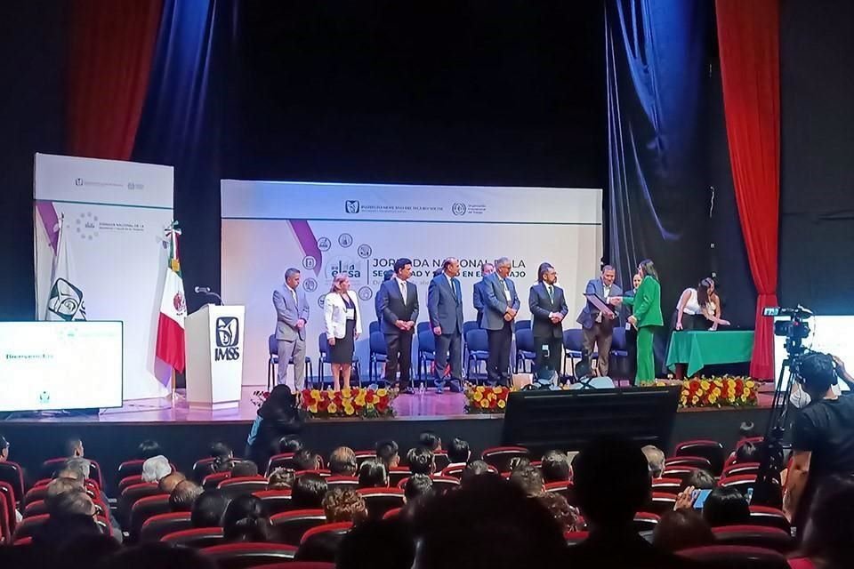 Los reconocimientos los entregó en el marco del Día Mundial de la Seguridad y la Salud en el Trabajo.